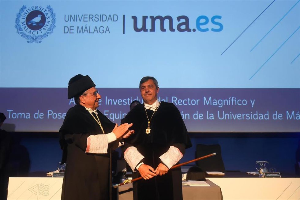 Momento de la investidura del nuevo rector de la UMA, Teodomiro López.