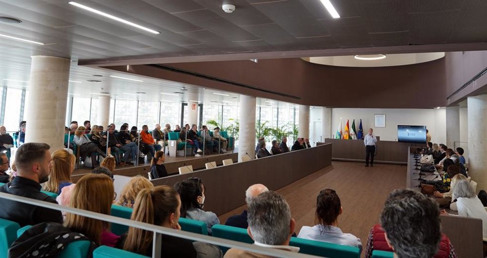 El alcalde de Estepona (Málaga), José María García Urbano, presenta el proyecto de remodelación de la calle Terraza, una de las arterias principales de la red viaria de la ciudad