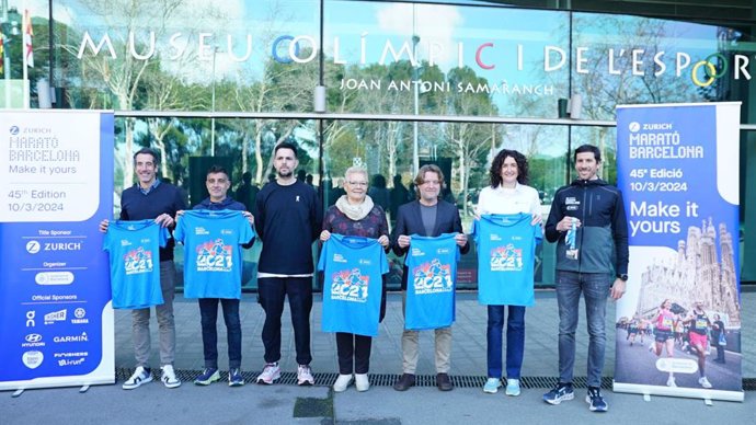 Foto de familia tras la presentación de la Zurich Marató Barcelona 2024