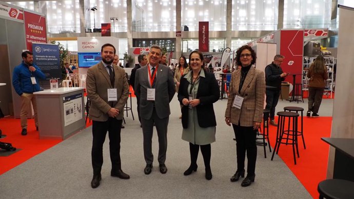 Agustín López (izda.), en la visita a Peña Profesional 2024, la Feria de Muestras de Maquinaria y Recambio de la Automoción.
