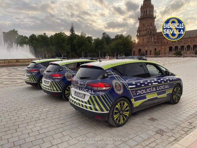 Archivo - Vehículos de la Policía Local en la Plaza de España, en foto de archivo.