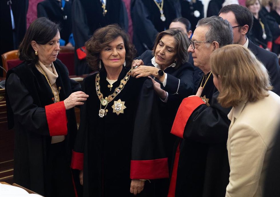 La consejera electiva y ex presidenta del Tribunal Constitucional, María Emilia Casas Baamonde (i), la nueva presidenta del Consejo de Estado, Carmen Calvo (2i), y el consejero permanente y presidente de la Sección Primera, Miguel Herrero y Rodríguez de