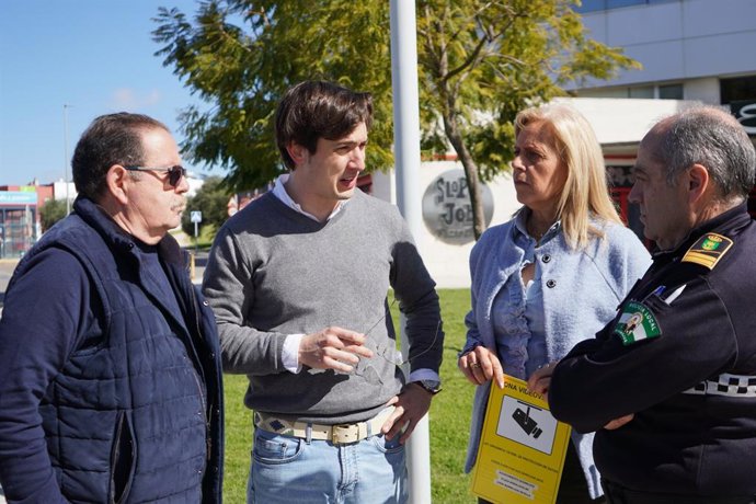La alcaldesa durante la instalación de la primera cámara