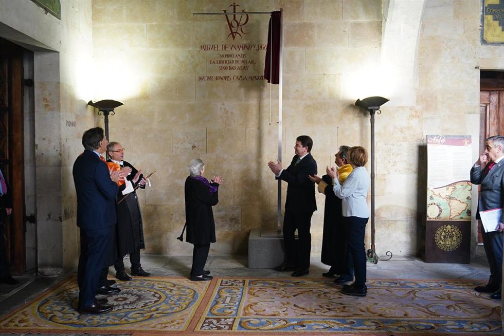 El alcalde de Salamanca, Carlos García Carbayo, el presidente del Consejo Social, Ignacio S Galán, el rector, Ricardo Rivero, Salomé de Unamuno, el presidente de la Junta, Alfonso Fernández Mañueco, y Pablo de Unamuno descubren el Vítor