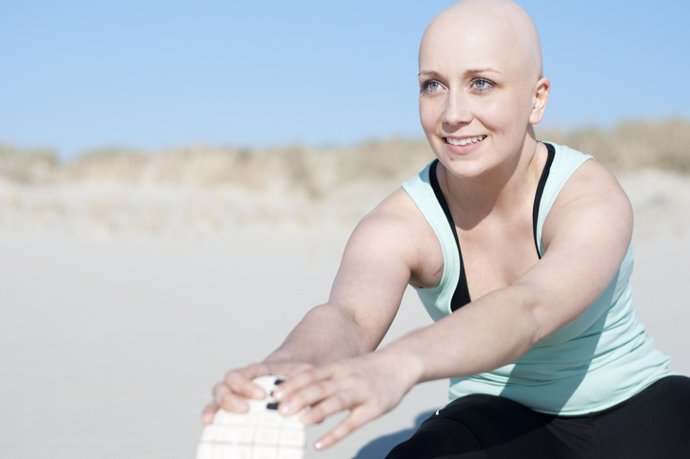 Archivo - Mujer con cáncer, deporte, ejercicio.