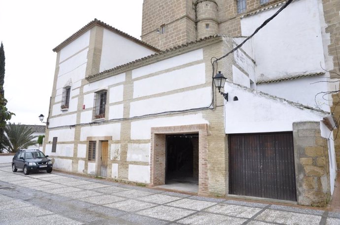 Lateral de la parroquia de Santiago Apóstol de Iznájar.