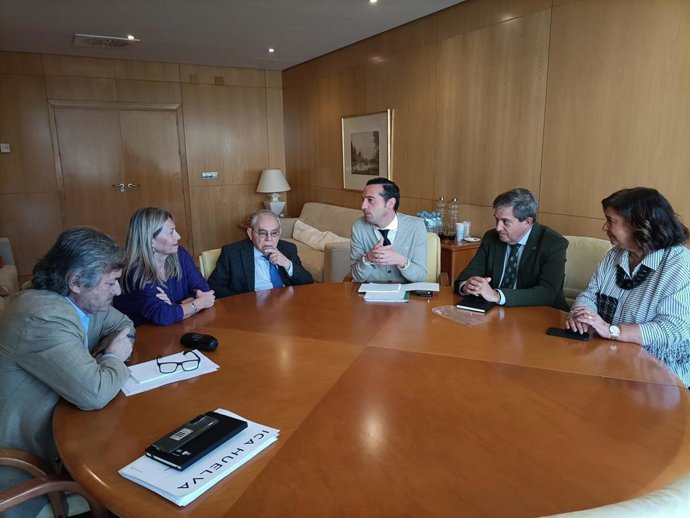 El director general de Justicia Juvenil y Cooperación, Esteban Rondón, en un encuentro con los representantes de los colegios de Abogados y Procuradores.