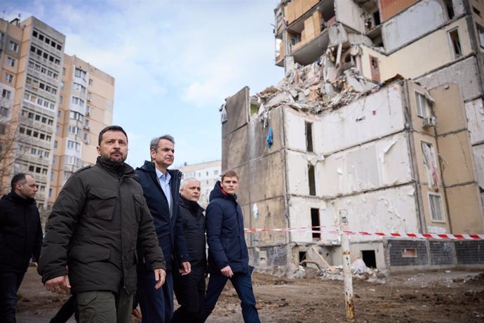 El presidente de Ucrania, Volodimir Zelenski, y el primer ministro de Grecia, Kyriakos Mitsotakis, durante una visita a Odesa
