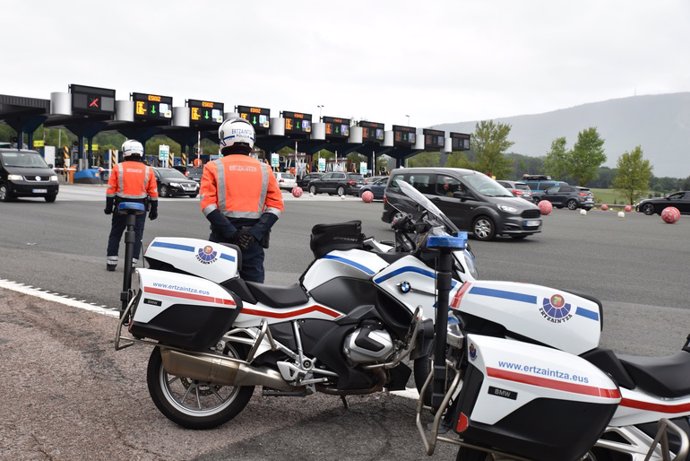 Agentes de la Ertzaintza en el peaje de Behobia de la AP-8