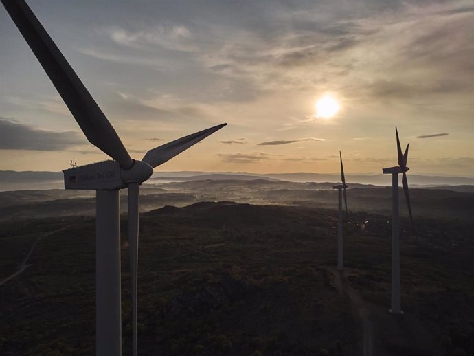 Archivo - Aerogeneradores en el parque eólico de Serra do Larouco, a 31 de mayo de 2023, en Esgos, Ourense, Galicia (España). El mercado transaccional en el sector de las energías renovables en España ha registrado en los cuatro primeros meses del año un 