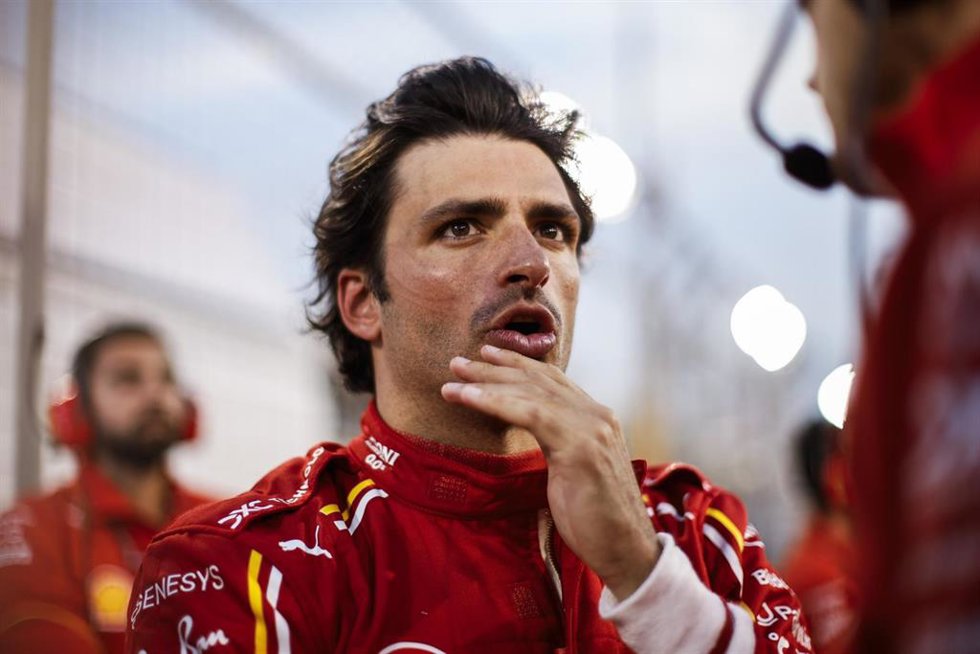 Carlos Sainz regresa al hotel tras sentirse "un poco indispuesto"