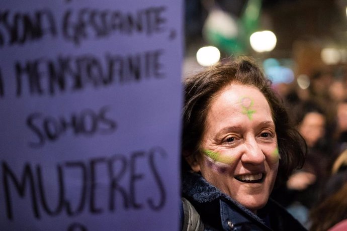 Archivo - Una mujer con un cartel durante una manifestación convocada por el Movimiento Feminista de Madrid por el 8M, Día Internacional de la Mujer, a 8 de marzo de 2023, en Madrid (España). 