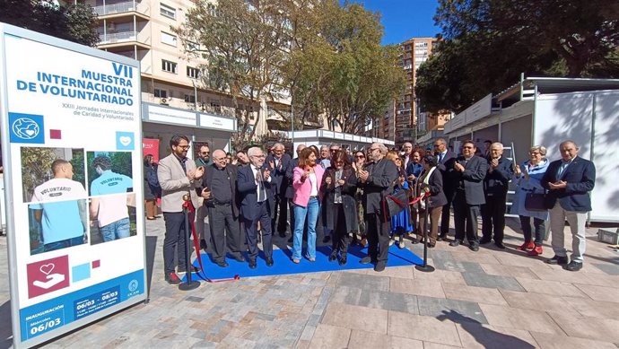 Momento del corte de la cinta por parte de la presidenta de la UCAM, María Dolores García Mascarell