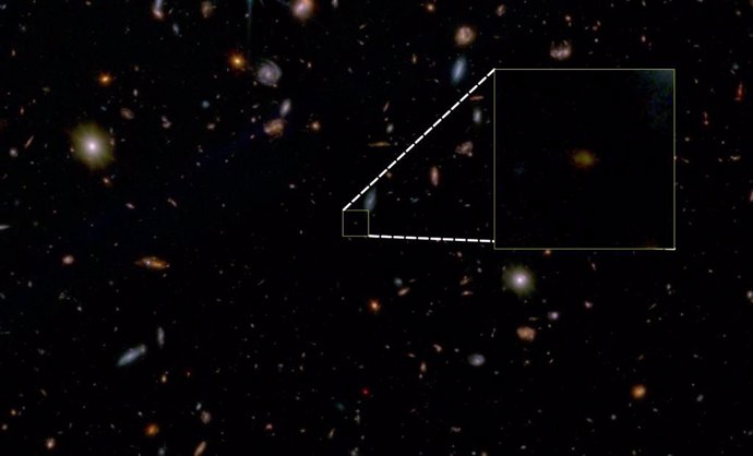 Imagen JWST en falso color de una pequeña fracción del campo GOODS South, con JADES-GS-z7-01-QU resaltado. Este tipo de galaxia es extremadamente rara.