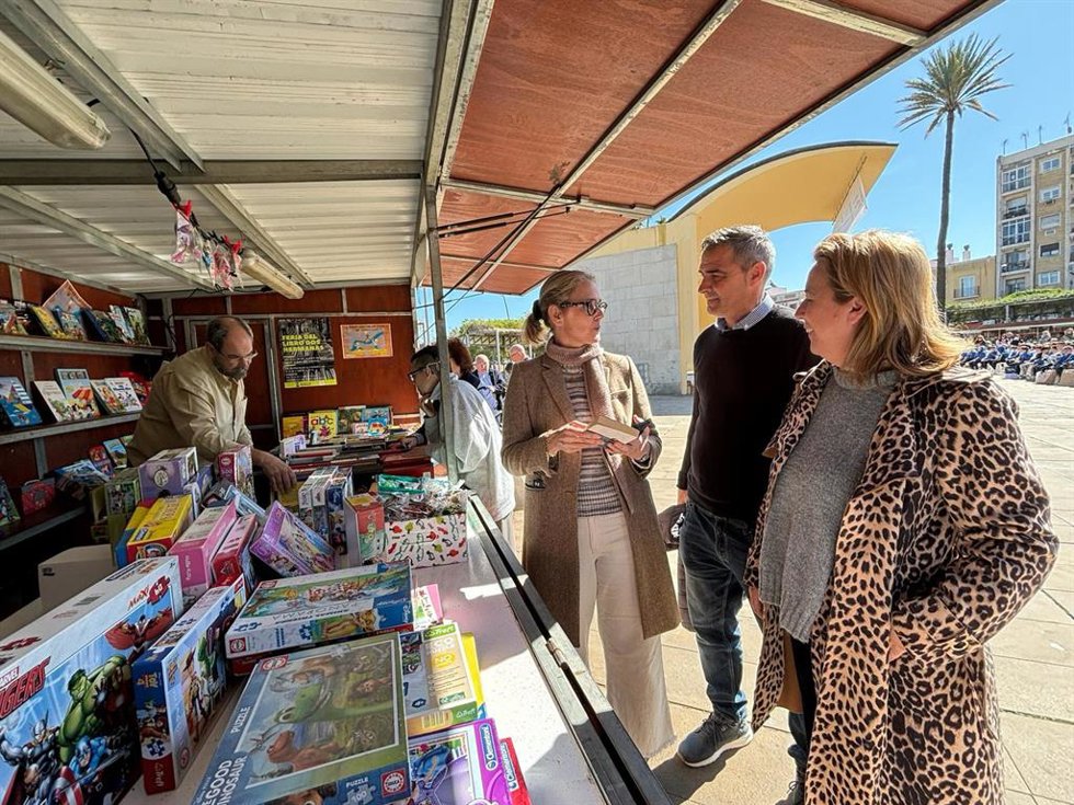 Visita a uno de los expositores de la Feria del Libro de Dos Hermanas.