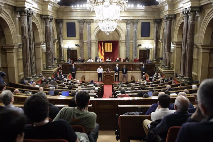 Representantes de la agricultura catalana intervienen durante una sesión plenaria, en el Parlament, a 5 de marzo de 2024, en Barcelona, Catalunya (España)