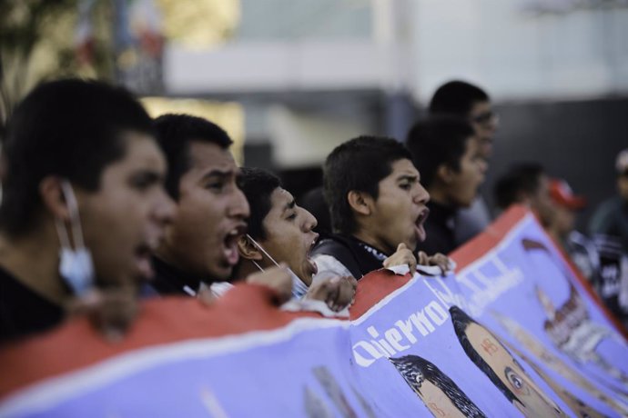 Archivo - Imagen de archivo de una protesta por la desaparición de los estudiantes de Ayotzinapa