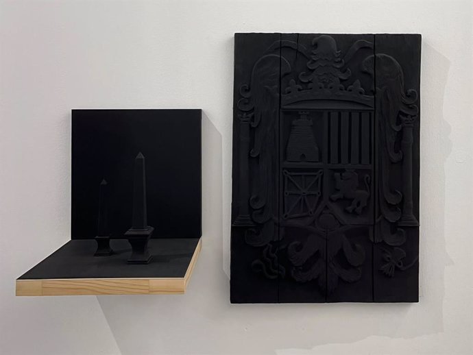 La obra 'Damnatio Memoriae', de Daniel Andújar, peretenece a la galería 1 Mira Madrid, y en la pieza aparece un escudo franquista tintado de negro.