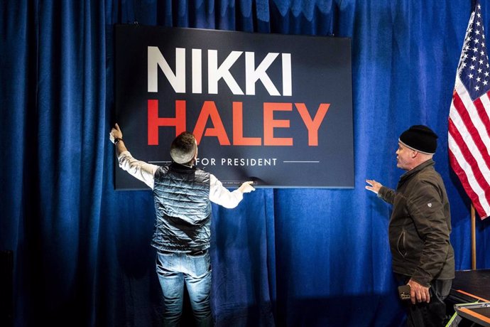 Colocación de un cartel de Nikki Haley en una sala de Washington