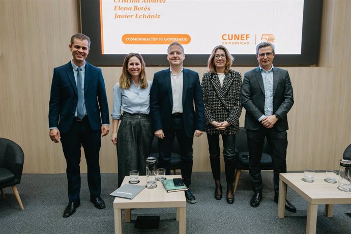 Ponentes participantes en la mesa redonda de CUNEF Universidad por su 50 aniversario