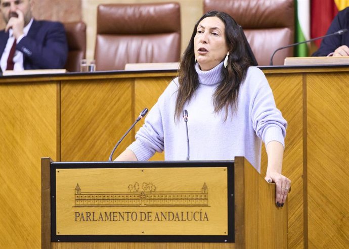 La consejera de Inclusión Social, Juventud, Familias e Igualdad, Loles López, comparece en el Pleno del Parlamento andaluz.