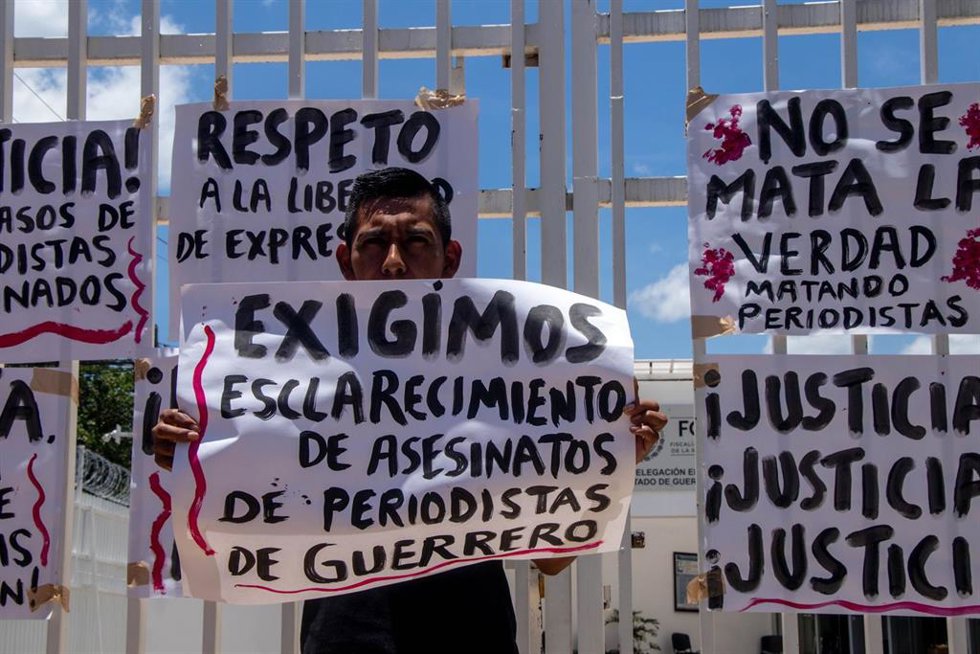 Archivo - Protesta de periodistas en Chilpancingo, México