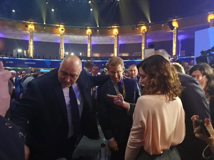 El presidente del PP, Alberto Núñez Feijóo, con la presidenta de la Comunidad de Madrid, Isabel Díaz Ayuso, en el Congreso del PPE en Bucasrest (Rumanía).