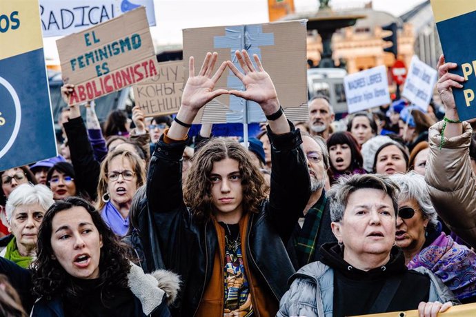 Archivo - Cientos de personas durante una manifestación convocada por el Movimiento Feminista de Madrid por el 8M, Día Internacional de la Mujer, a 8 de marzo de 2023, en Madrid (España). 
