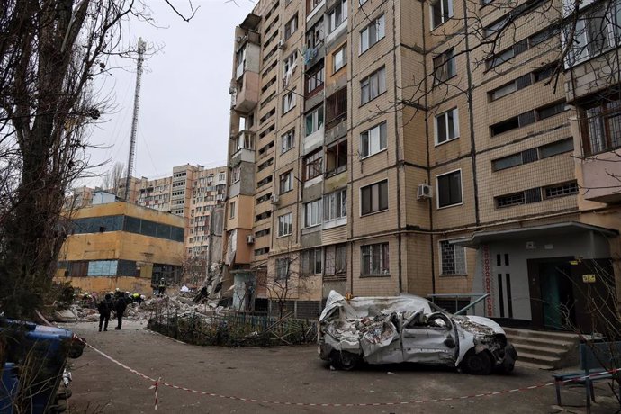 Vehículos destruidos tras un ataque ruso en Odesa, Ucrania