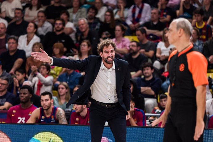 Archivo - Roger Grimau, Head coach of Fc Barcelona gestures during the Turkish Airlines EuroLeague, match played between FC Barcelona and Valencia Basket  at Palau Blaugrana on November 17, 2023 in Barcelona, Spain.