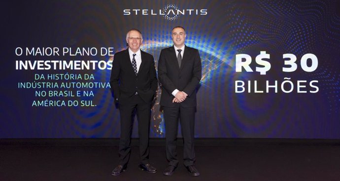El director ejecutivo de Stellantis, CarlosTavares, y el director de operaciones de Stellantis Sudamérica, Emanuele Cappellano.