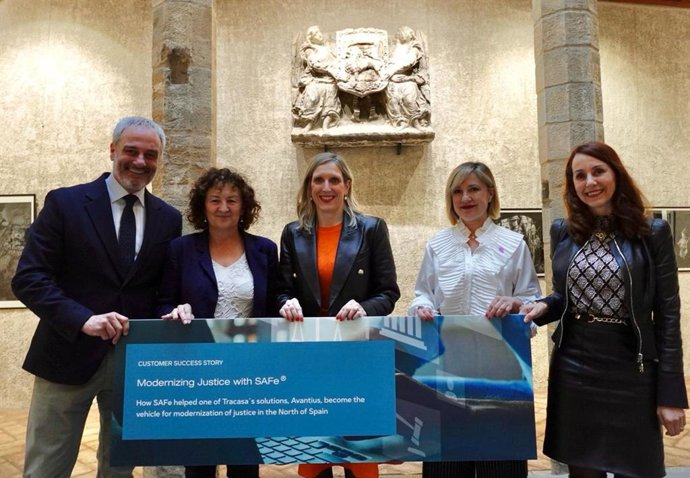 La consejera de Universidad, Innovación y Transformación Digital del Gobierno de Navarra, Patricia Fanlo; y la consejera de Interior, Función Pública y Justicia, Amparo López, junto con representantes de Tracasa.