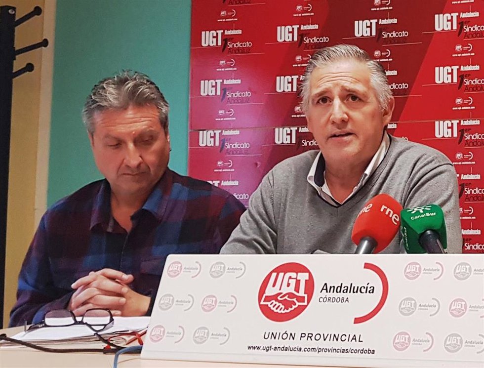 Archivo - Antonio Lopera (izda.), junto al secretario general de UGT FICA Córdoba, Pedro Téllez.