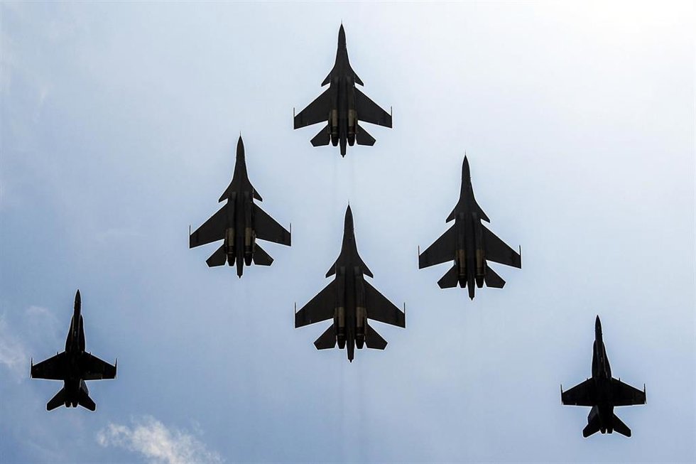 Archivo - 30 March 2019, Malaysia, Langkawi: Hawk F/A-18D fighter aircraft crew performs an air show duringthe 15th edition of Langkawi International Maritime and Aerospace Exhibition 2019 at Resort World Langkawi. Photo: Iskandar/BERNAMA/dpa