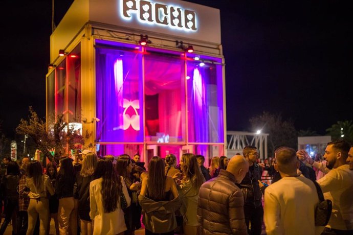 Archivo - Algunas personas hacen cola frente a la discoteca Pacha de Basrcelona.