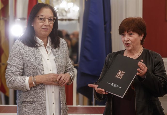La presidenta de les Corts de València, Llanos Massó (e), rep la Memòria de l'Agència Valenciana de la Llengua 2022, per part de la presidenta de l'Acadèmia de la Llengua Valenciana (AVL), Verónica Cantó (d). 