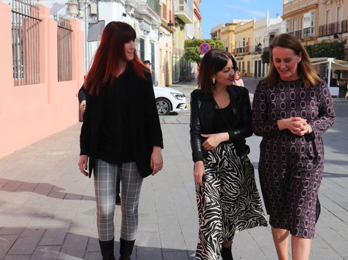 La ministra de Juventud con la alcaldesa de Puerto Real.