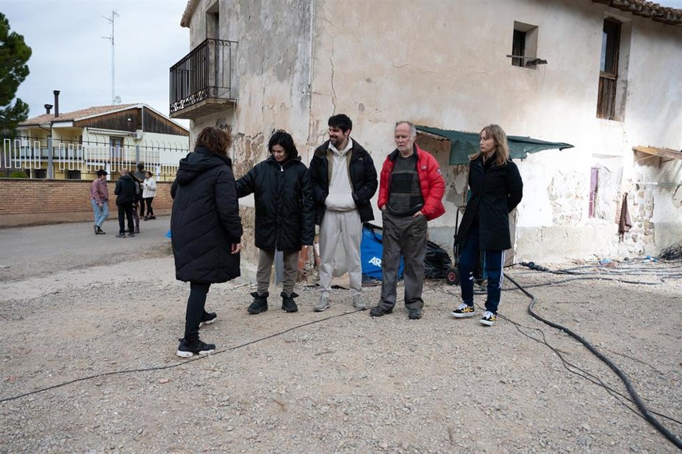Archivo - (I-D) La directora de cine Isabel Coixet y los actores Laia Costa, Francisco Carril, Ingrid García-Jonsson y Luis Bermejo durante el rodaje de la película Un amor de Isabel Coixet, a 8 de marzo de 2023
