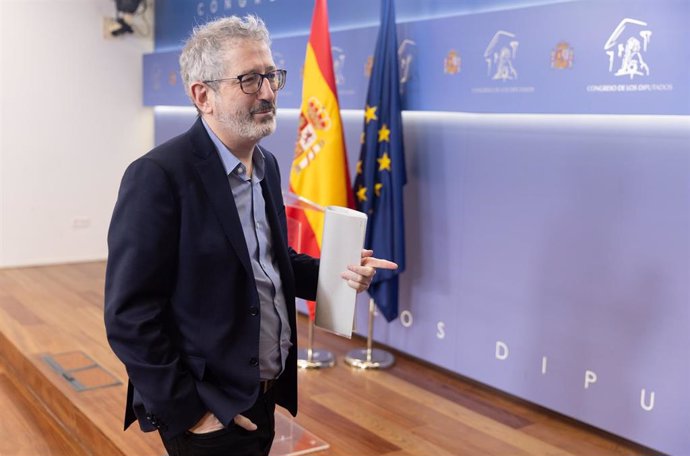 El portavoz económico de Sumar, Carlos Martín, llega a una rueda de prensa del grupo plurinacional Sumar, en el Congreso de los Diputados, a 5 de marzo de 2024, en Madrid (España). 