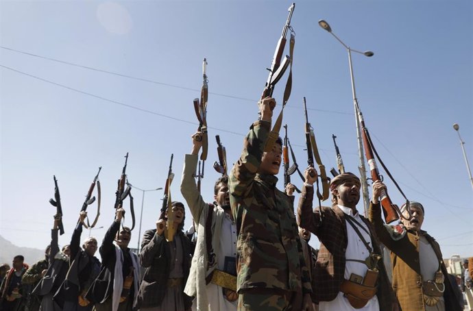 Archivo - Rebeldes hutíes en la capital de Yemen, Saná (archivo)