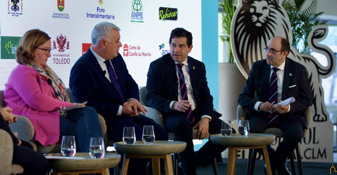 Mesa redonda en el III Foro Económico con la participación de Miguel Ángel Valverde.