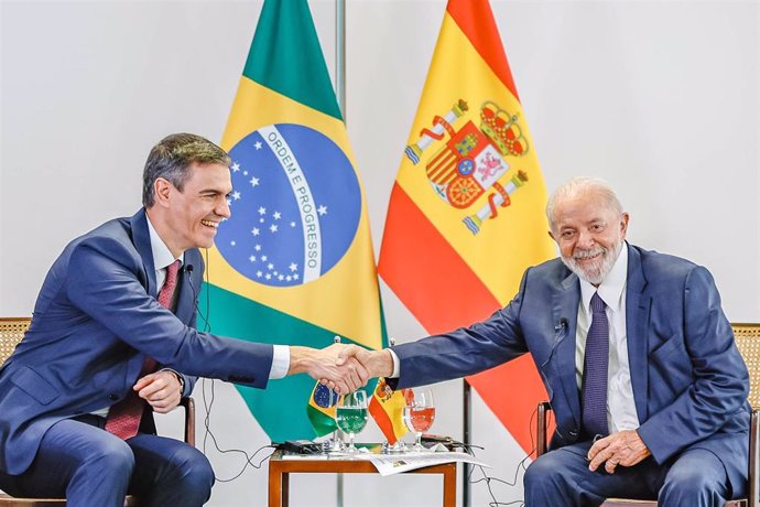 HANDOUT - 06 March 2024, Brazil, Brasilia: Pedro Sanchez (L), Prime Minister of Spain, and Luiz Inacio Lula da Silva, President of Brazil, take part in a meeting at the Planalto Government Palace. Photo: Ricardo Stuckert/Palacio Planalto/dpa - ACHTUNG: 