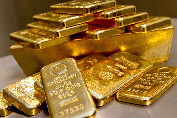 Archivo - FILED - 30 May 2012, Bavaria, Munich: Gold bars of different sizes are kept in a vault at a gold dealer. The gold price set another new record high on Thursday, reaching 2,064.99 dollars per troy ounce (around 31 grams) at the London Stock Excha