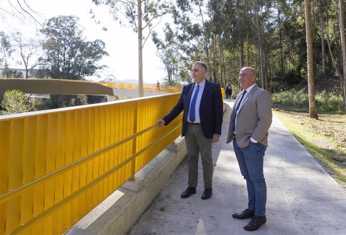 El Consejero De Fomento, Roberto Media, Realiza Una Visita Institucional A Cartes Y, Posteriormente, Asiste A La Inauguración De La Pasarela Que Une Santiago De Cartes Con La Viesca.