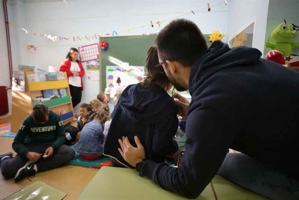 Archivo - Un profesor da clase a un grupo de alumnos el día que arranca el curso escolar en Galicia, en el CEIP Eduardo Cela Vila de Triacastela, a 8 de septiembre de 2022, en Triacastela, Lugo, Galicia (España). El curso escolar 2022-2023 ha comenzado