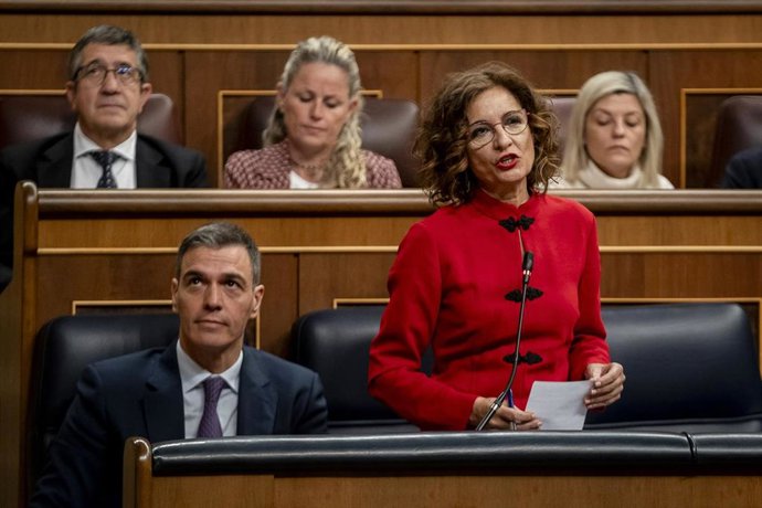 La vicepresidenta primera y ministra de Hacienda, María Jesús Montero, interviene durante la sesión plenaria en el Congreso de los Diputados, a 21 de febrero de 2024, en Madrid (España). 