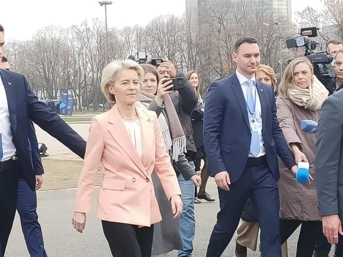 La presidenta de la Comisión Europea, Ursula von der Leyen, llega al Congreso del PPE en Bucasrest (Rumanía).