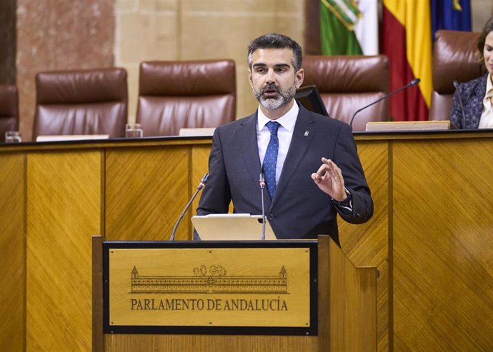 El consejero de Sostenibilidad, Medio Ambiente y Economía Azul, Ramón Fernández-Pacheco, comparece en el Pleno del Parlamento andaluz.