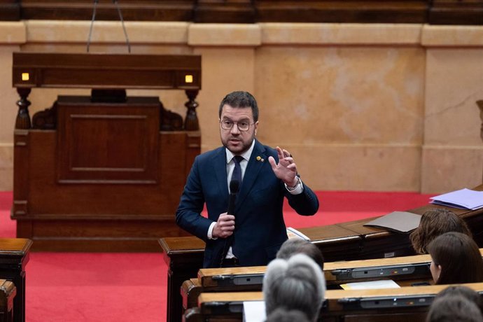 El presidente de la Generalitat de Catalunya, Pere Aragonés, interviene durante una sesión de control al Govern, en el Parlament, a 6 de marzo de 2024, en Barcelona, Catalunya (España).