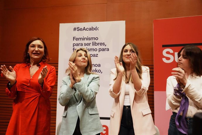 La líder de Sumar y vicepresidenta segunda, Yolanda Díaz, acompaña a la candidata a lehendakari pro la coalición, Alba García, en un acto celebrado en Bilbao
